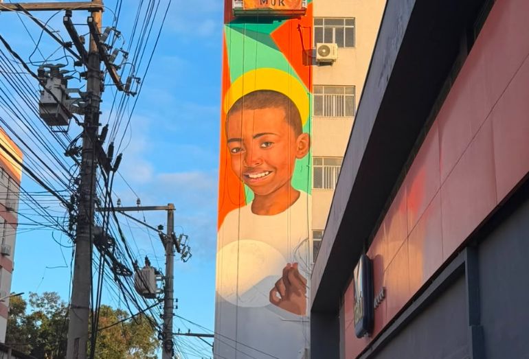 Mural de Marlon Muk começa a ganhar forma em um dos prédios históricos de Macaé