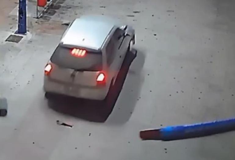 Acidente no Centro de Macaé termina com totem de monitoramento destruído