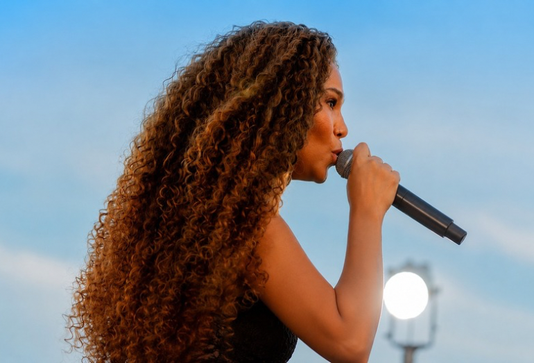 Thaís Macedo celebra sucesso de seu novo álbum “Do Meu Jeito – Ao Vivo”