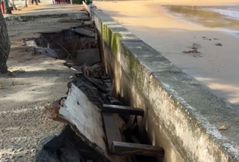 Danos provocados pela ressaca na orla de Rio das Ostras causam retirada de poste