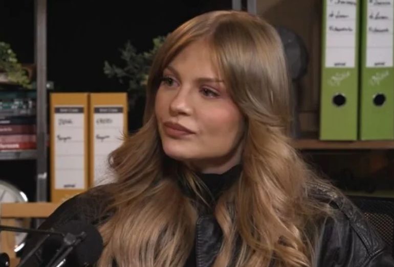 Luísa Sonza se emociona ao ser perguntada sobre os pais em entrevista e viraliza