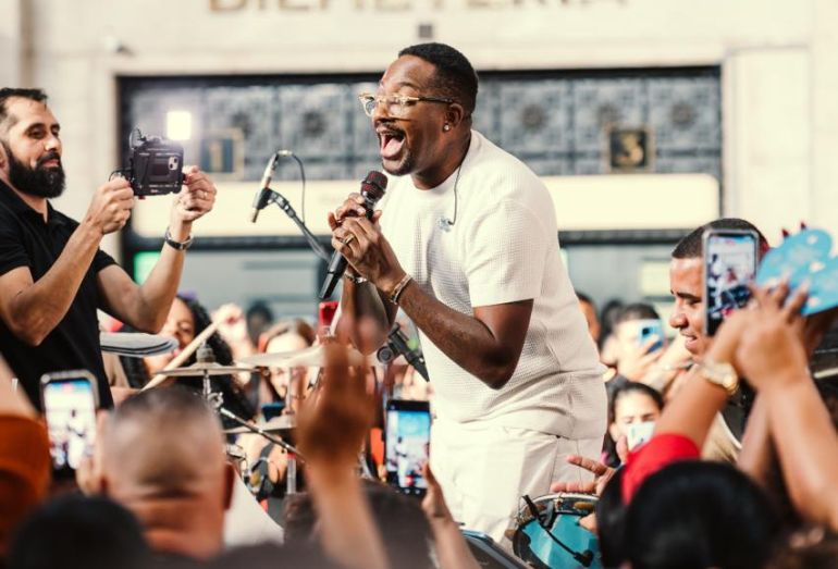 Mumuzinho faz show surpresa na Central do Brasil