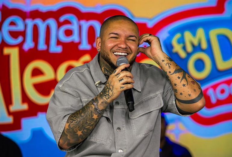 Suel emociona fãs e revela segredos da carreira no programa “Mundo Fã”