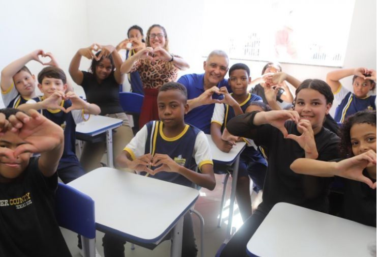 Prefeitura promove entrega de escola totalmente reformada em Rio das Ostras