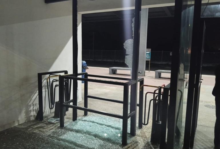 Vandalismo danifica vidros do Terminal Cehab e mobiliza autoridades em Macaé