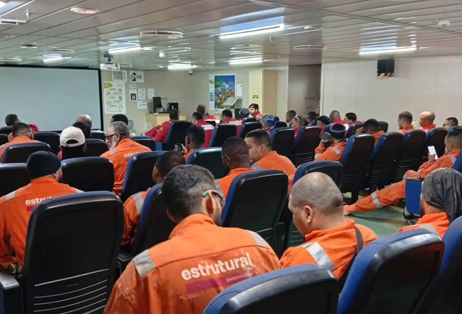 Trabalhadores do setor de petróleo entram em greve e sindicato informa paralisação em 20 plataformas da Bacia de Campos