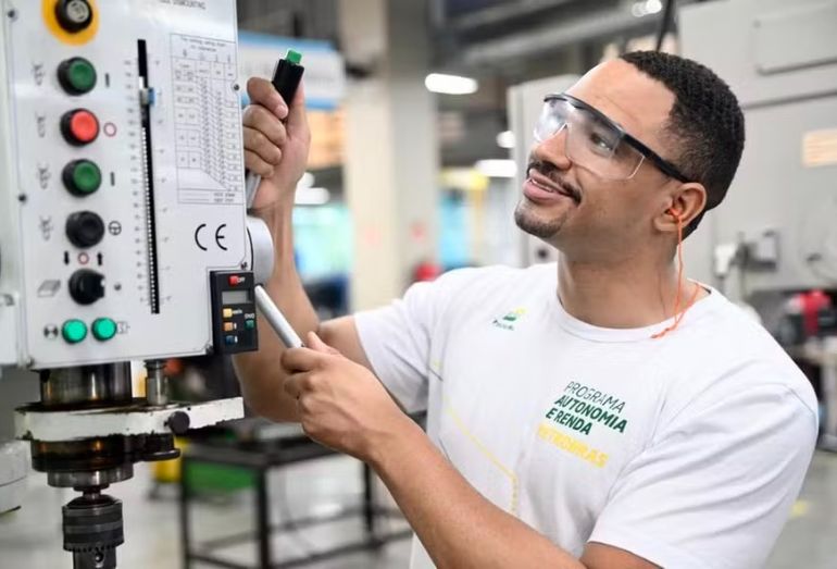 Firjan SENAI oferece 140 vagas em cursos de qualificação para óleo e gás em Macaé
