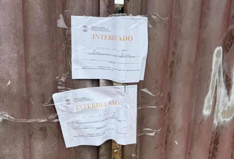 Prefeitura de Macaé interdita ferro-velho por receptação de fiação pública e falta de licença