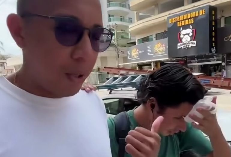 Jovem com deficiência visual bate a cabeça em carro estacionado em vaga irregular e socorrido no Centro de Cabo Frio