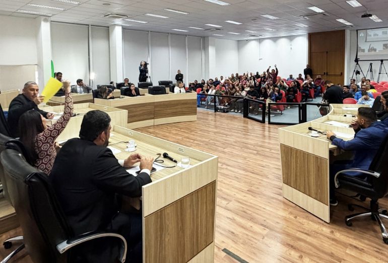Sob aplausos de servidores, Câmara de Macaé acelera projeto de Welberth Rezende que reajusta salários da ESF