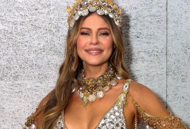Paolla Oliveira dá selinho em Iza ao ser coroada rainha de bateria da Imperatriz